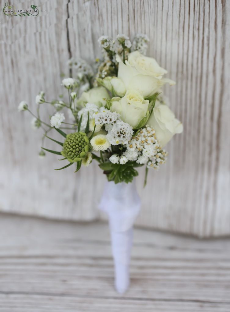 flower delivery Budapest - boutonniere made of spray roses (limonium, white)