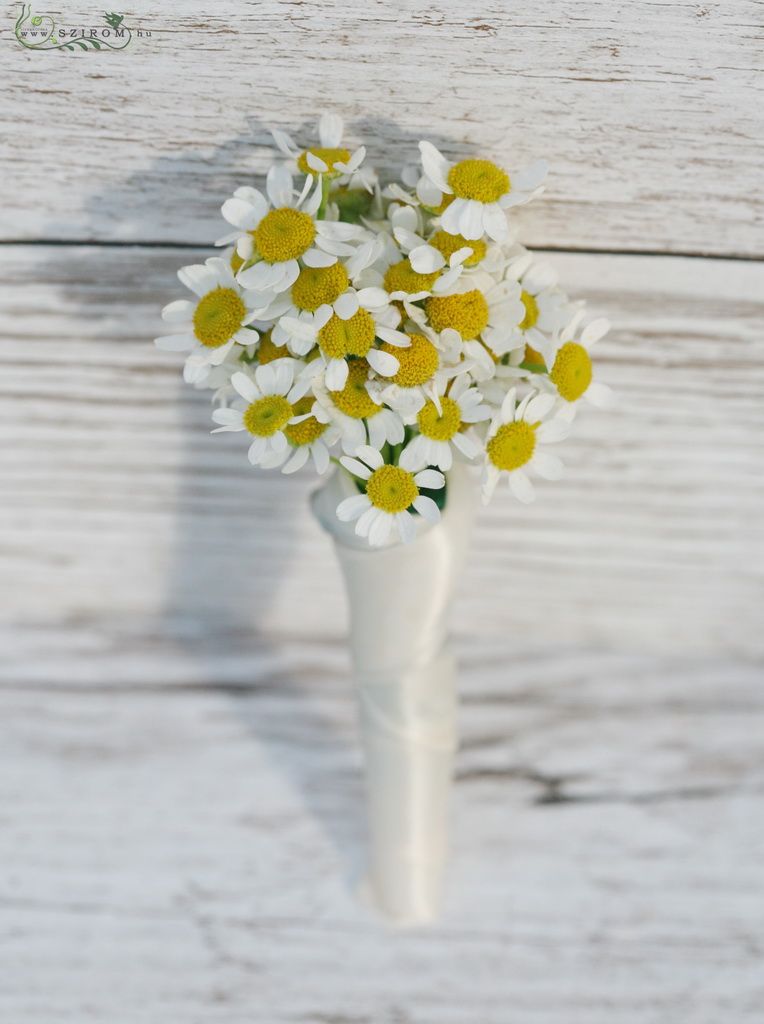 flower delivery Budapest - Boutonniere (chamomilla)