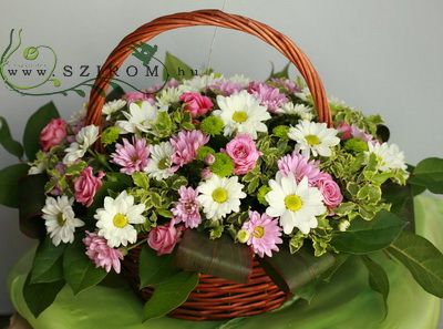 Blumenlieferung nach Budapest - Korb mit Chrysanthemen und Mini-Rosen (35cm)