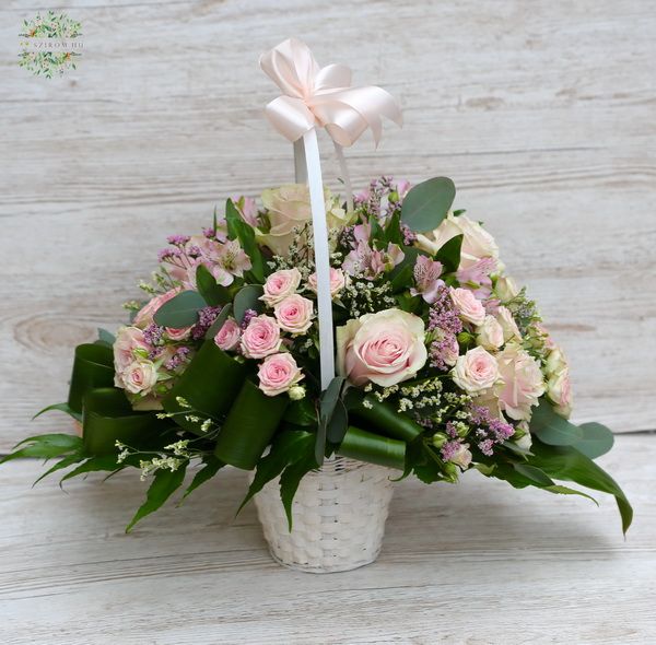 flower delivery Budapest - Classic flowerbasket with pink roses, spray roses, alstroemerias (32 stems)