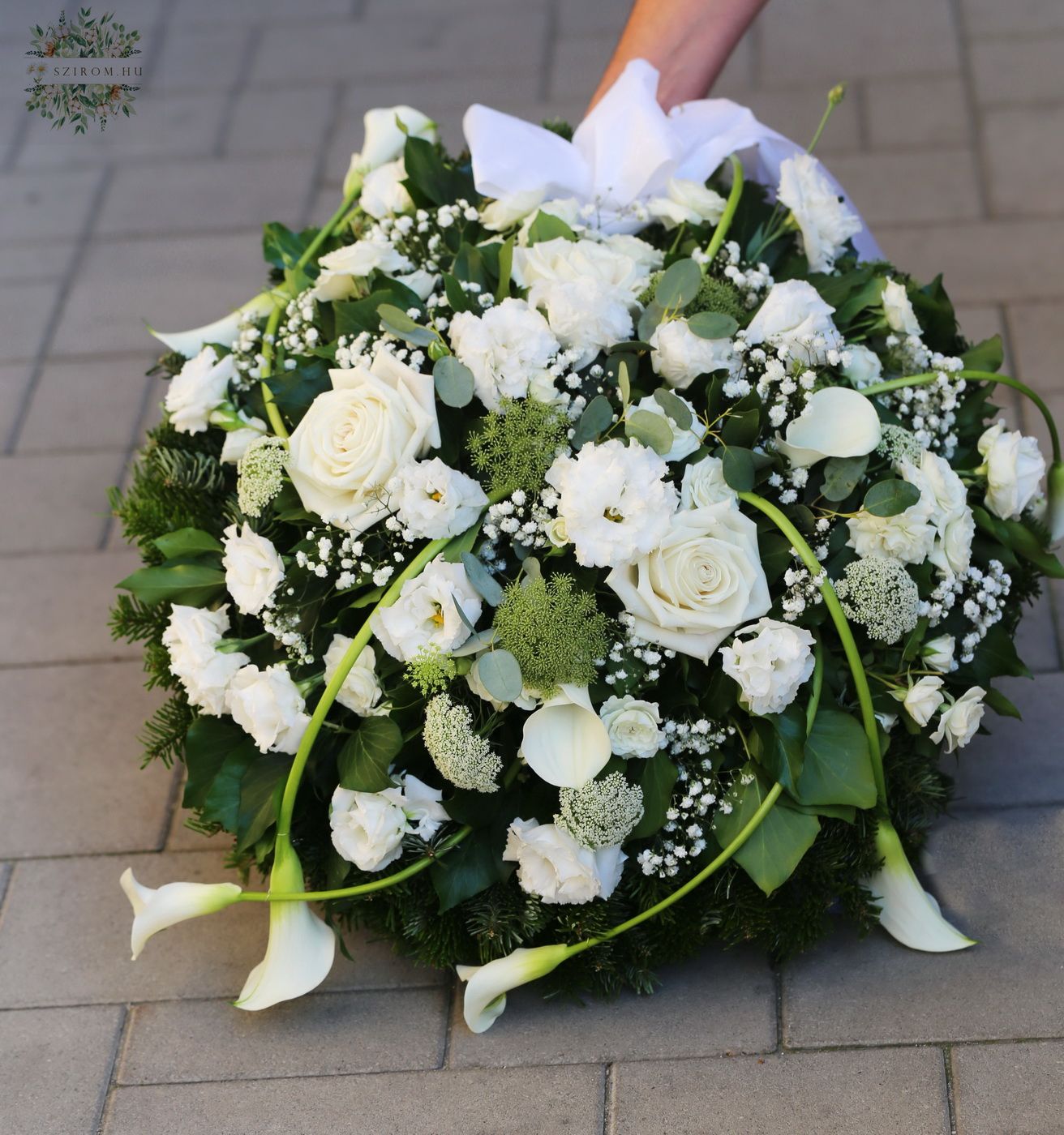 Blumenlieferung nach Budapest - Kranz mit weißen Callas und Rosen, 60cm