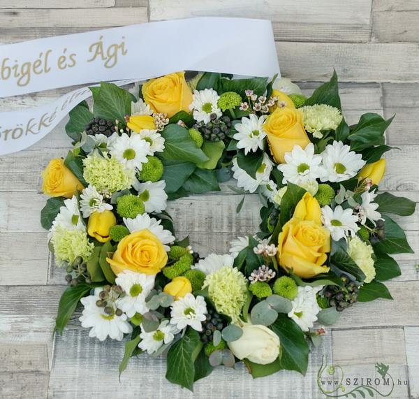Virágküldés Budapest - koszorú vegyes sárga-fehér virágokból (47cm)