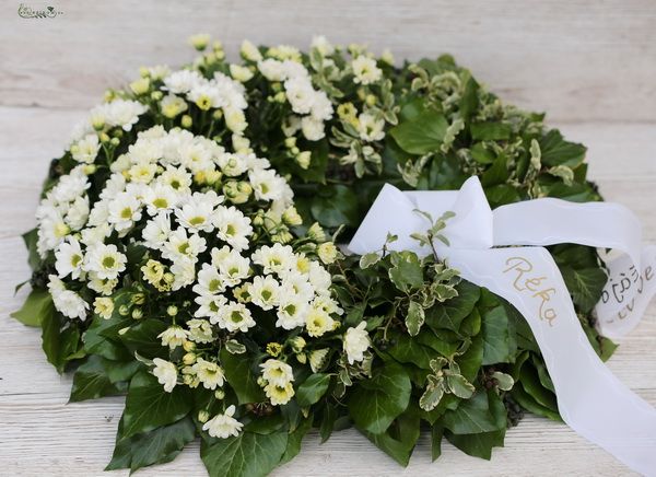 Blumenlieferung nach Budapest - Cremefarbener Santini Chrysanthemenkranz (65cm)
