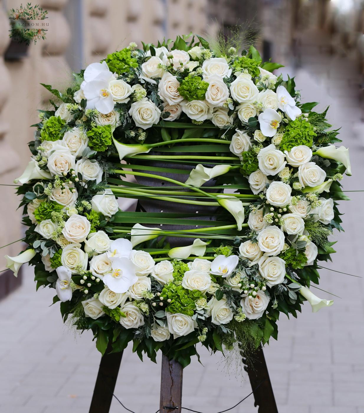 Blumenlieferung nach Budapest - Einzigartiger Kranz im griechischen Stil mit Calla-Lilien, Orchideen und Rosen – 80 cm