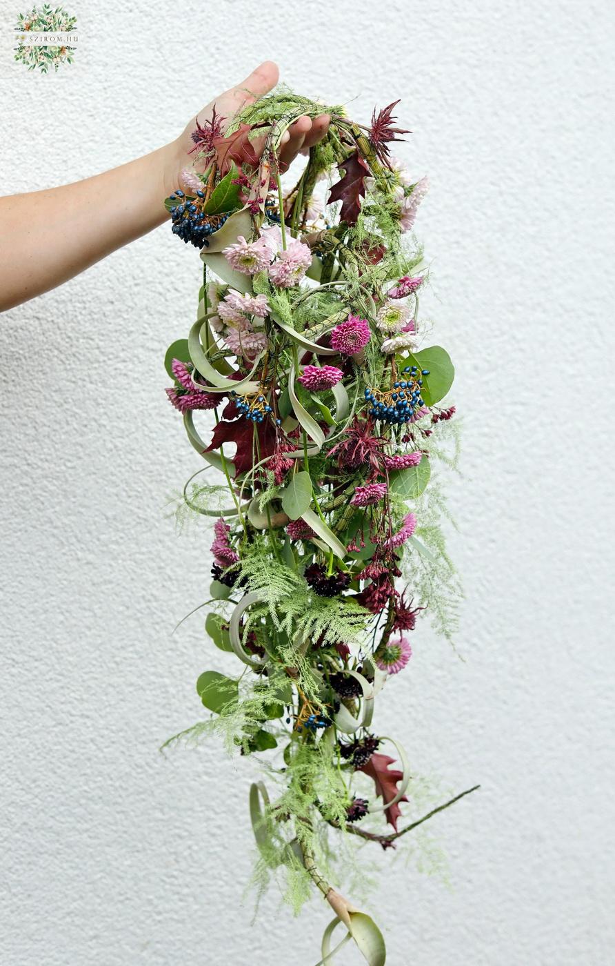 Virágküldés Budapest - Leomló menyasszonyi csokor bordó - halványzöld színekben (santini krizi, scabiosa, tillandsia)
