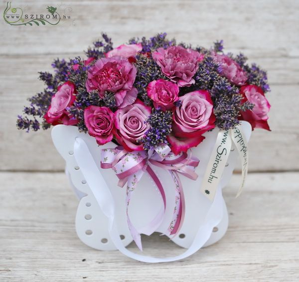 Blumenlieferung nach Budapest - Schmetterlingsbox mit Lavendel und Rosen