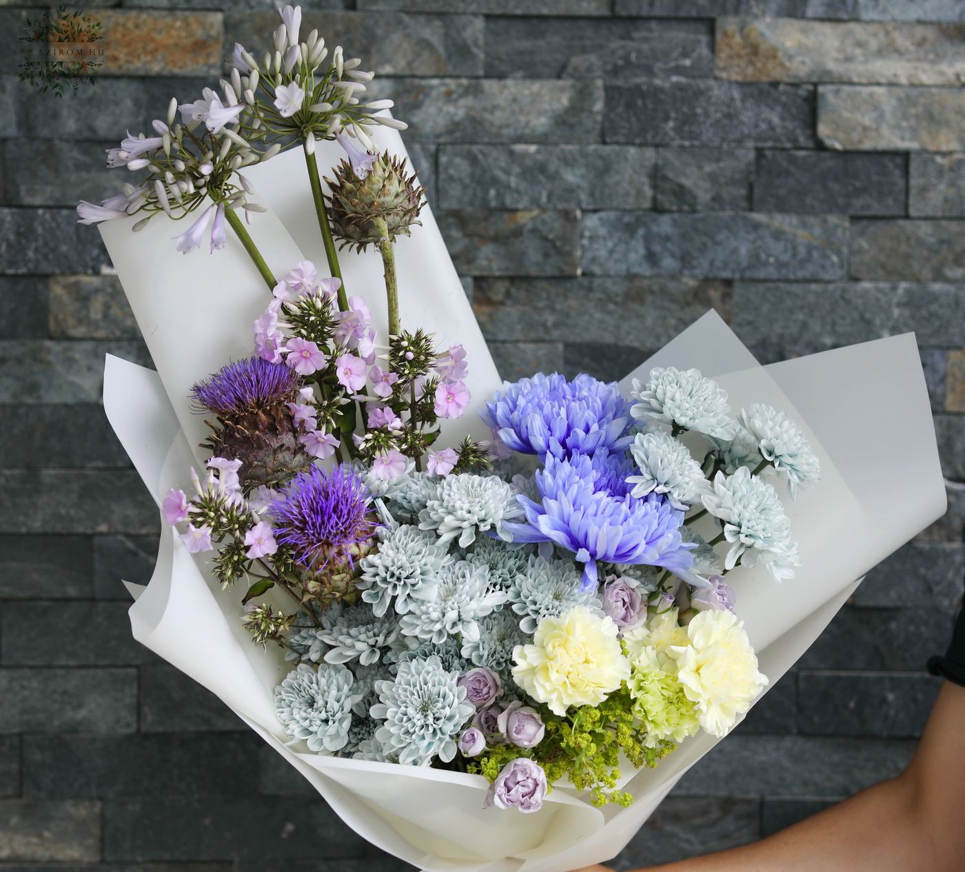 Blumenlieferung nach Budapest - Lavendelfarbener Halbmondstrauß mit Artisjok