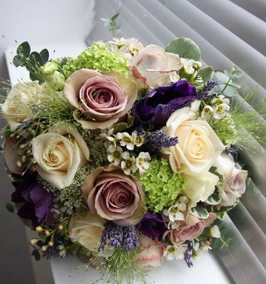 Blumenlieferung nach Budapest - Wild style lila Rosen-Blumenstrauß (13 + 10 Stiele)