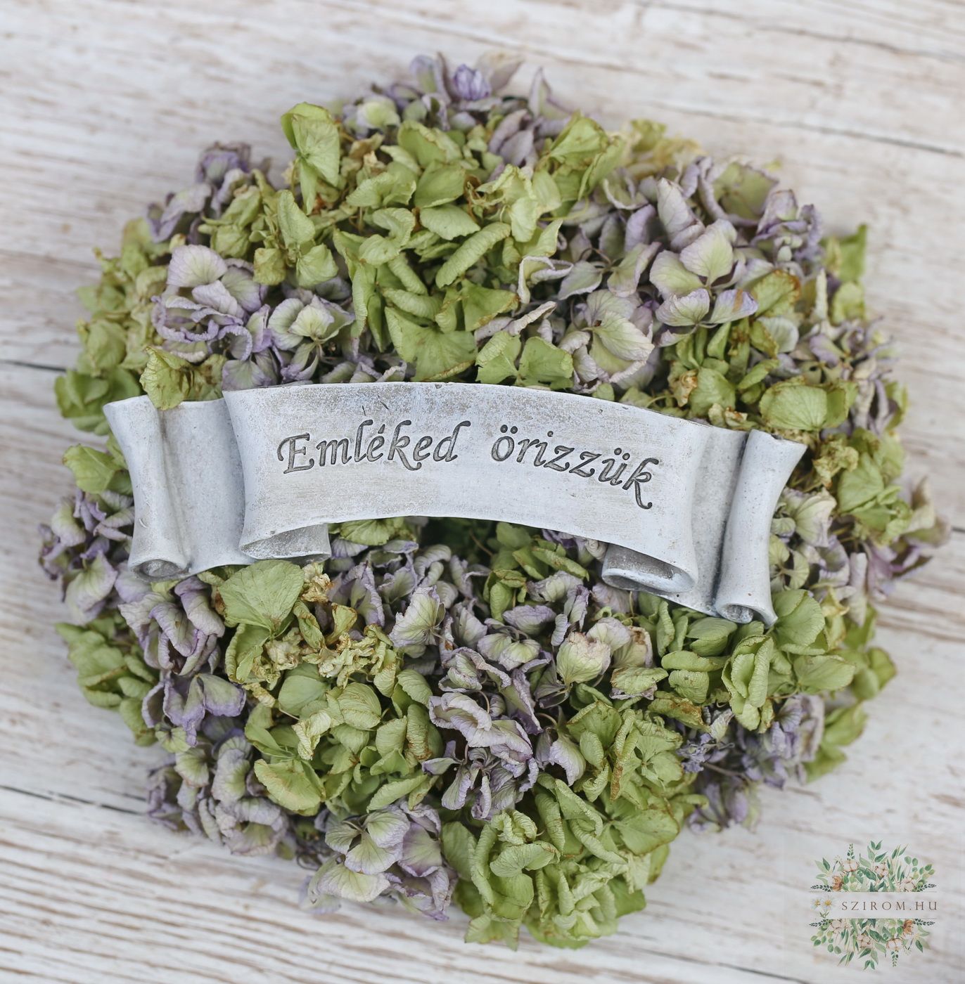Blumenlieferung nach Budapest - lila-grüne Hortensie Grabschmuck mit Keramikinschrift (21cm)
