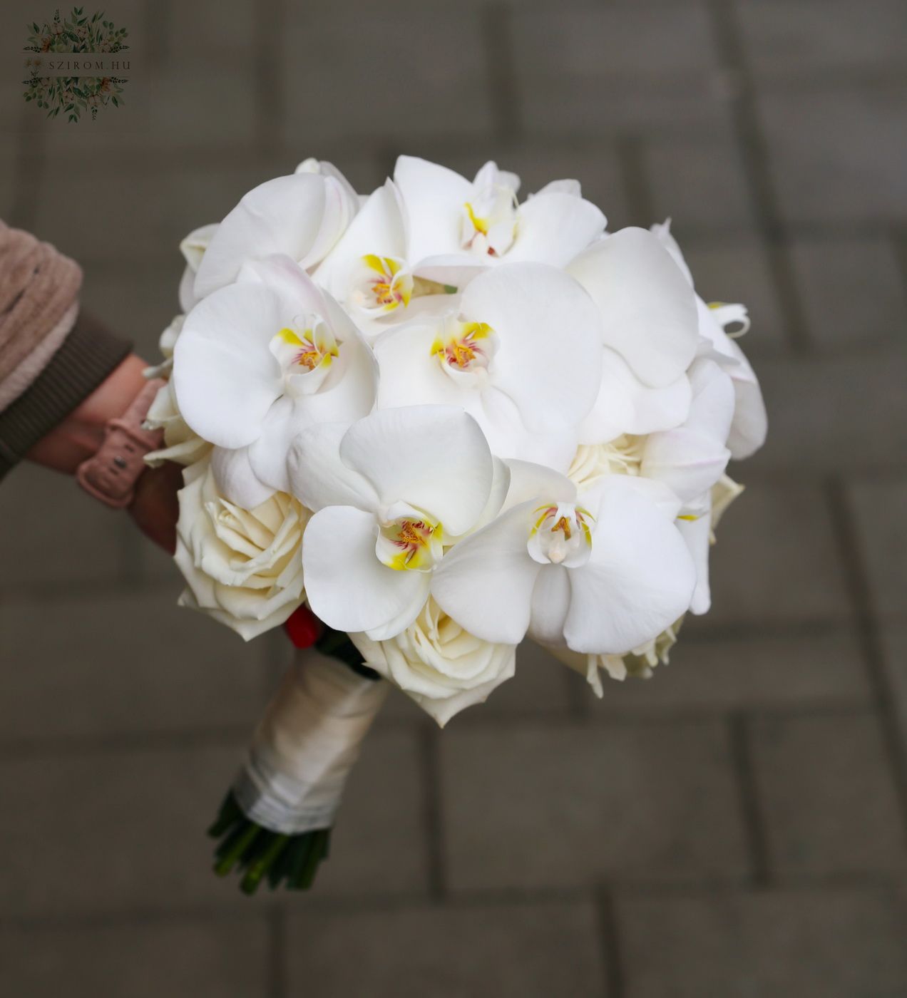 Virágküldés Budapest - menyasszonyi csokor fehér rózsából és Phalaenopsis orchideából