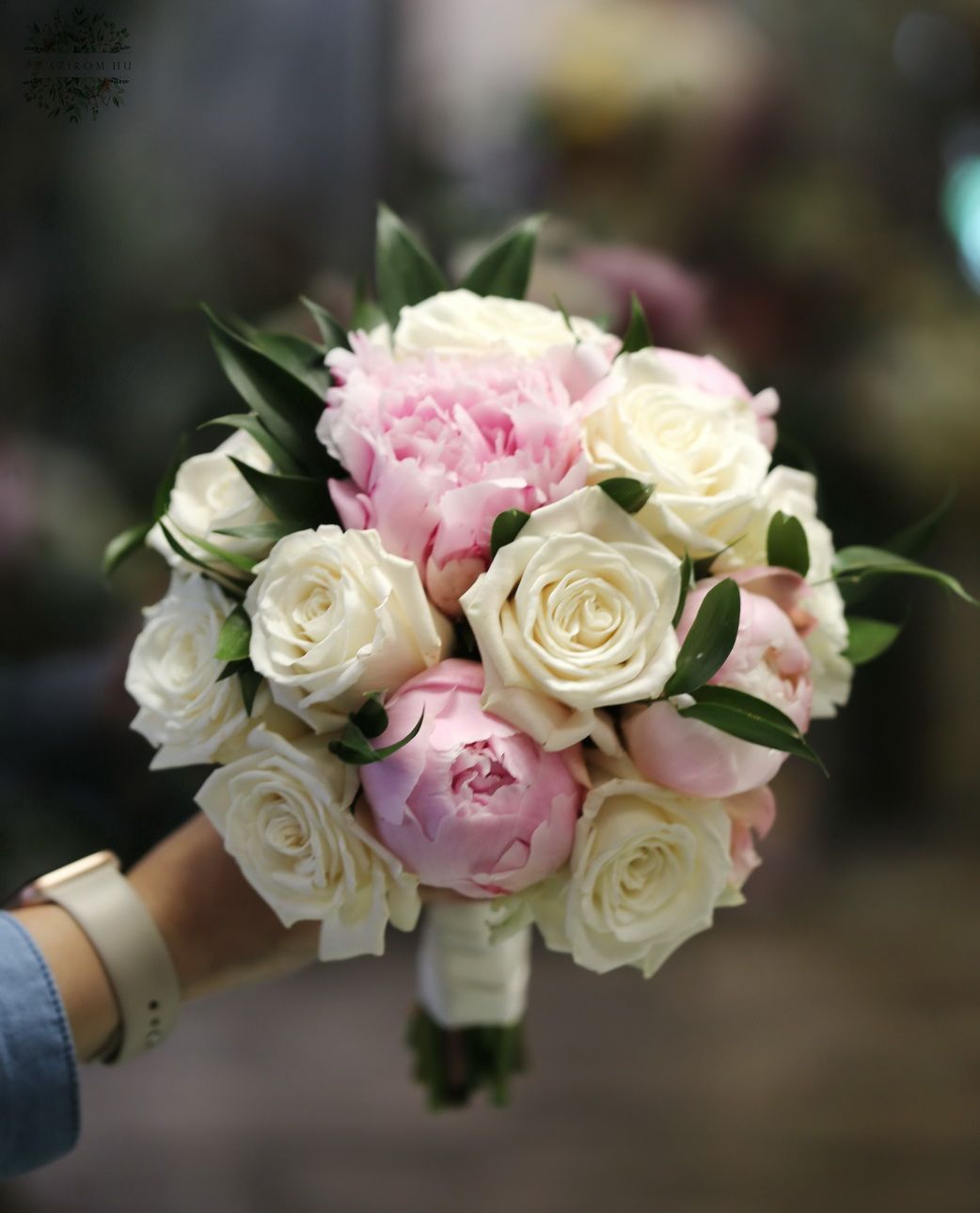 Blumenlieferung nach Budapest - Brautstrauß (Pfingstrose, Rose, Rosa, Weiß)