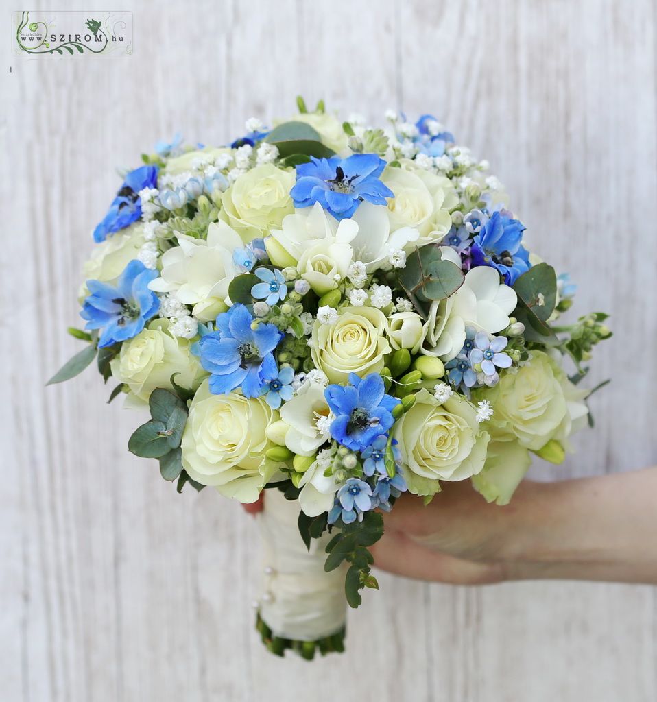 Virágküldés Budapest - Menyasszonyi csokor (rózsa, frézia, delphinium, oxypetalum, rezgő, fehér, kék)