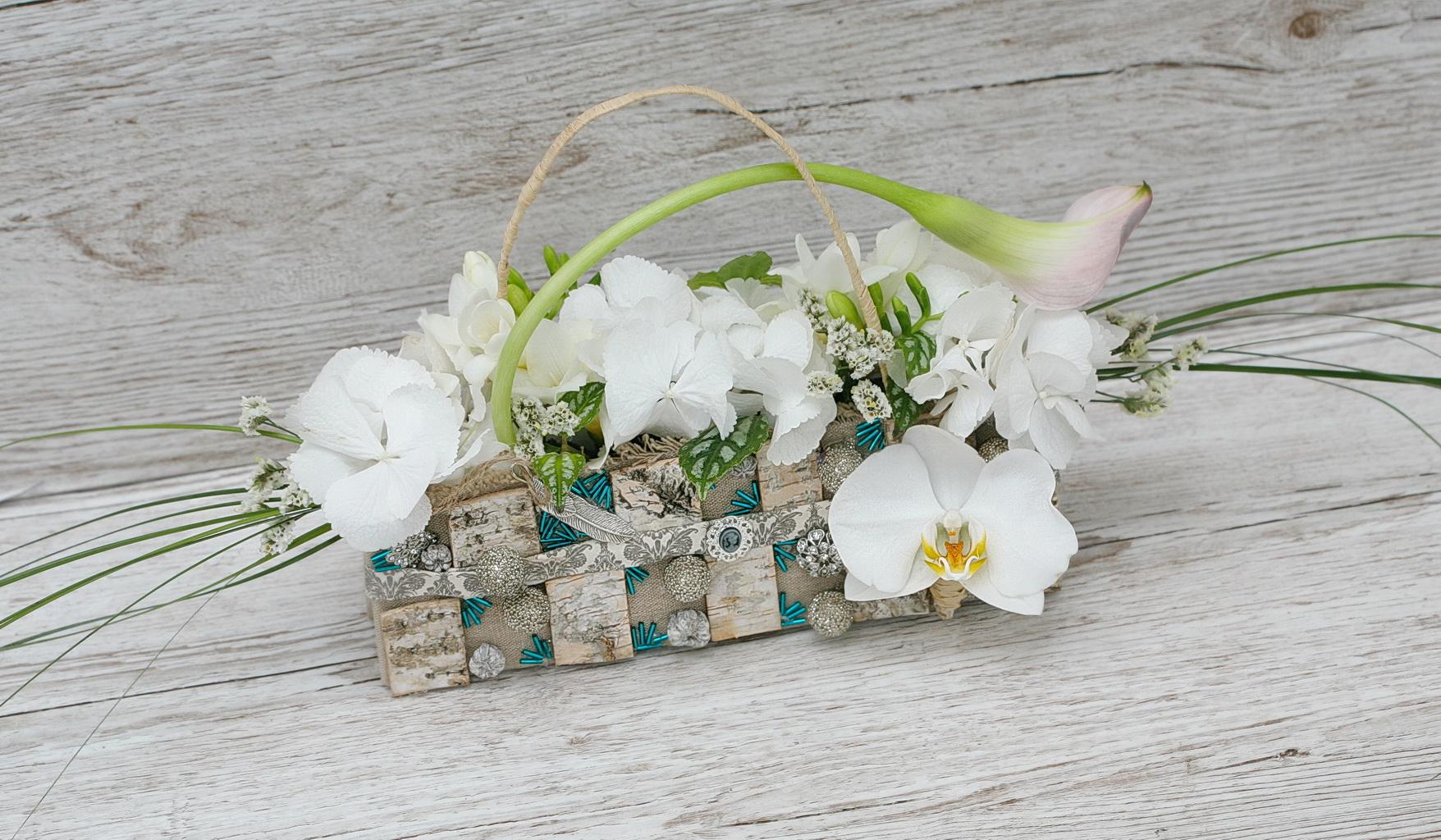 flower delivery Budapest - bridal bouquet ( calla, lizianthus, phalaenopsis orchid, hydrangea, freesia, white)