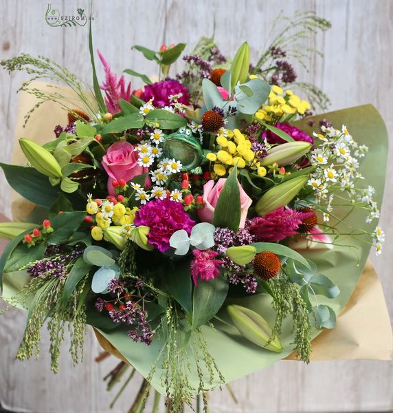 Blumenlieferung nach Budapest - Saisonale Wiesenblumen im Blumenstrauß mit Frosch
