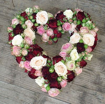 Blumenlieferung nach Budapest - Mini Rosen Herz, bunte (20cm)