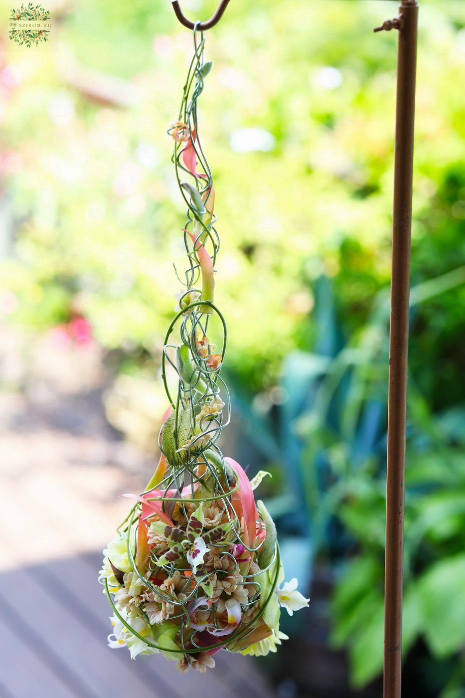 flower delivery Budapest - Modern teardrop shape bridal bouquet, peach, light yellow