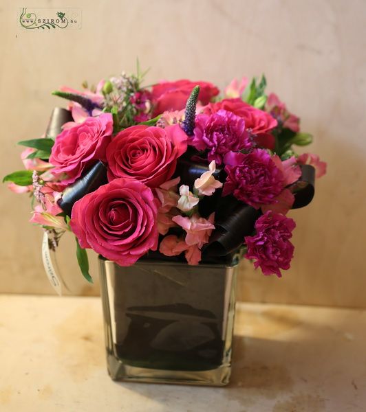 flower delivery Budapest - modern pink cube (21 stems)