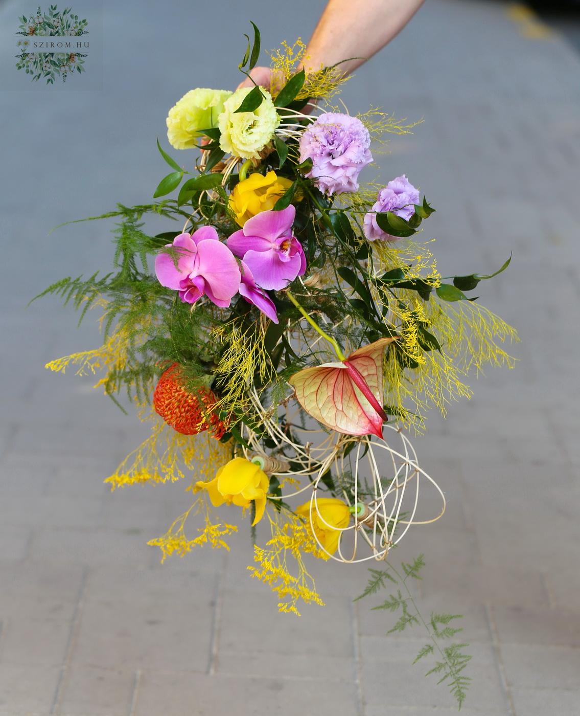 Blumenlieferung nach Budapest - Moderne Farbenfroher Podium Strauß mit Orchideen, Anthurien und Lisianthus