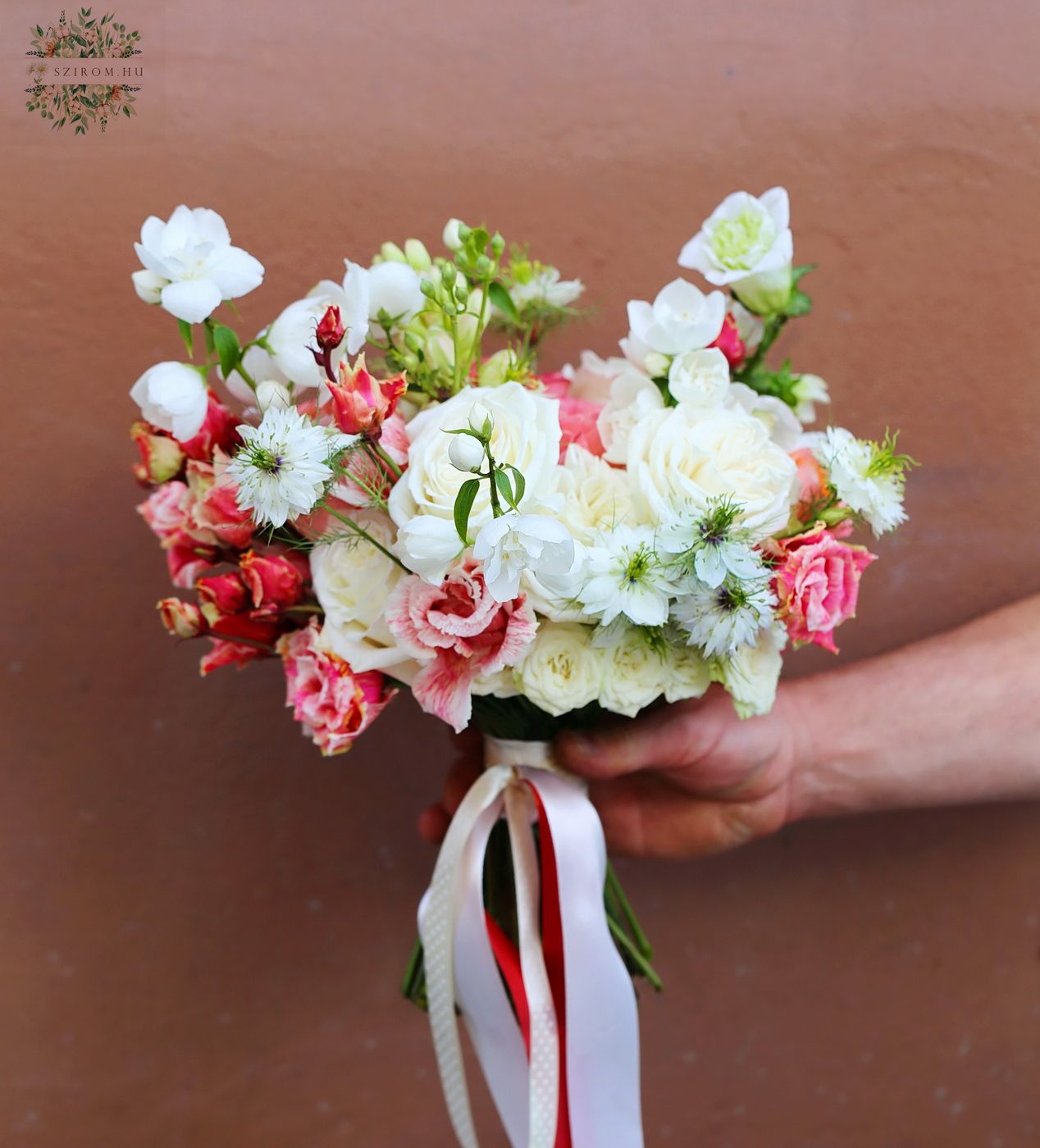 Blumenlieferung nach Budapest - Moderner Brautstrauß in Halbmondform mit englischen Rosen (Koralle, Creme, Weiß)