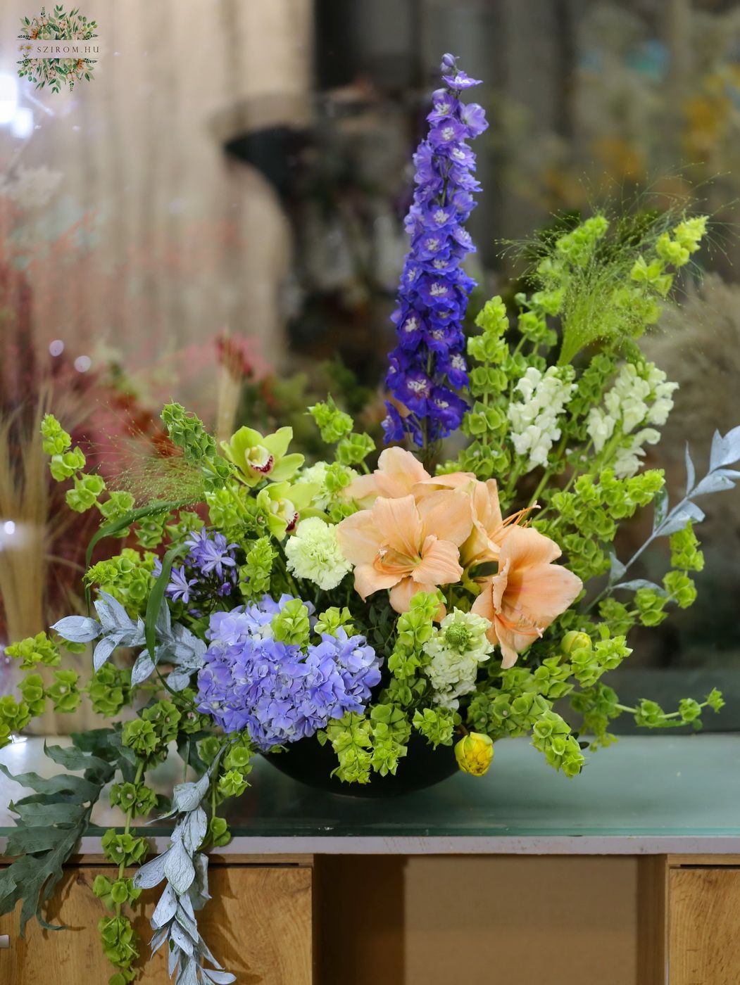 Blumenlieferung nach Budapest - große Schiffsschale mit grünen und blauen Blumen, Amaryllis