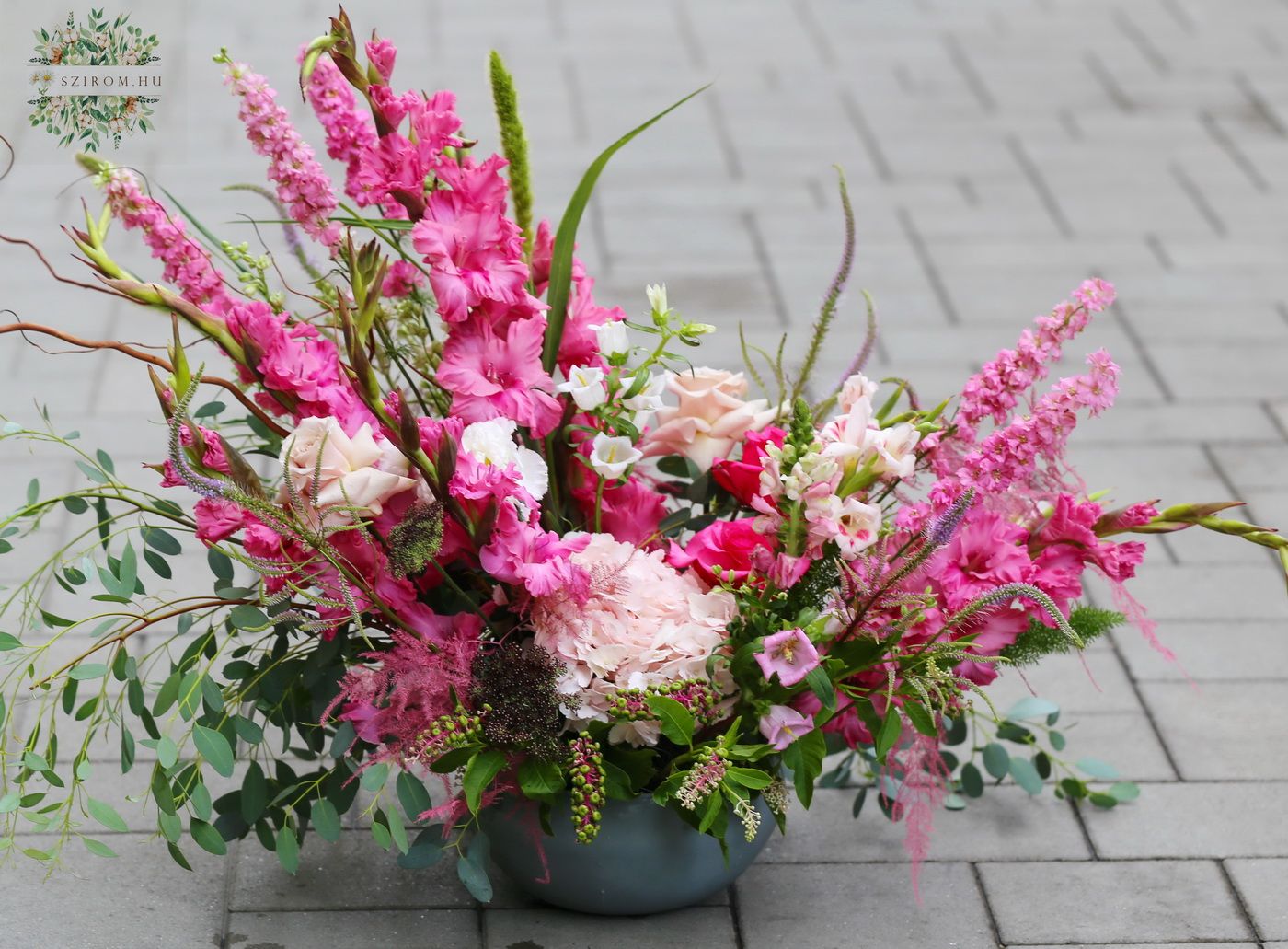 Blumenlieferung nach Budapest - Großes luftiges rosa Blumenarrangement in einer Schale (35 Stiele)