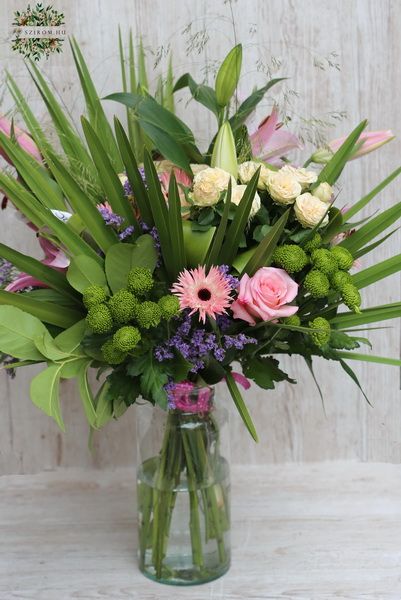 Blumenlieferung nach Budapest - Großer Blumenstrauß mit Lilien und Palmblättern (24 szál)