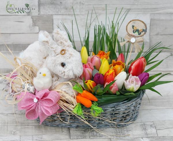 Blumenlieferung nach Budapest - Hase-Tulpenkorb mit Küken (15 Stängel)