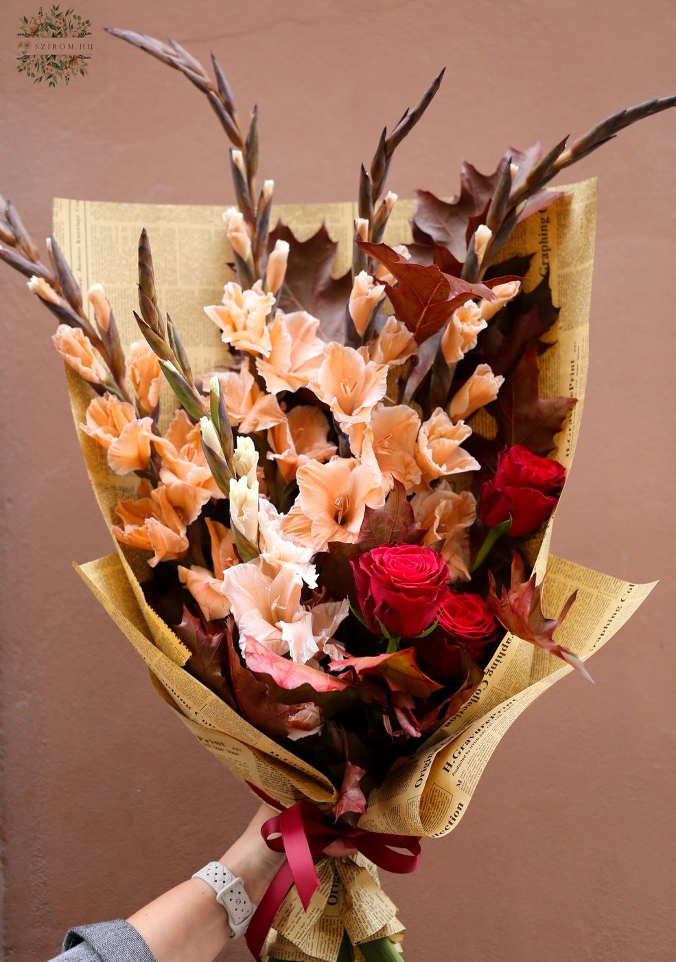 Blumenlieferung nach Budapest - Herbstlicher Strauß roter Rosen mit Mokka-Gladiolen