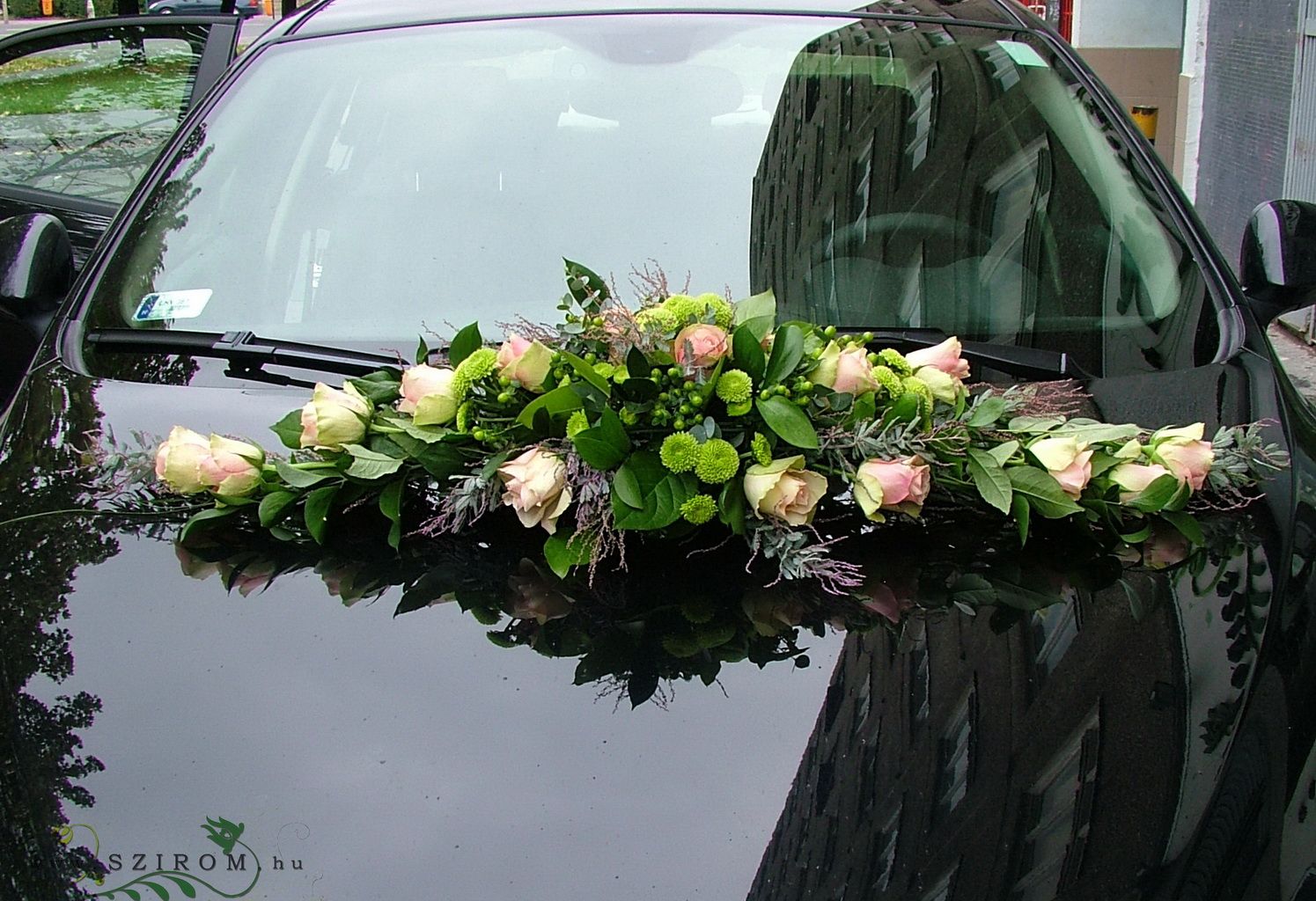 flower delivery Budapest - oval car flower arrangement with roses (chrysanthemum, pink, green)