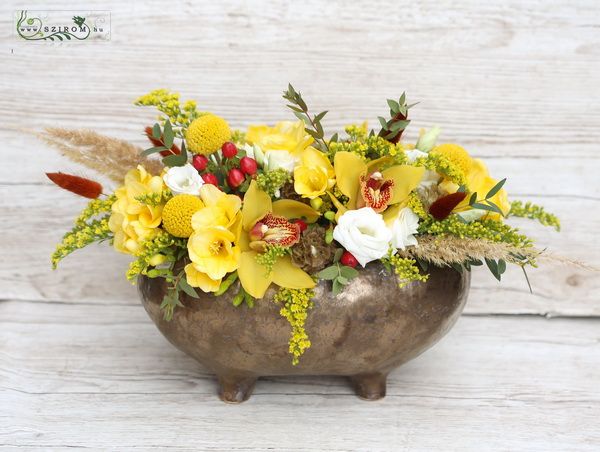 Blumenlieferung nach Budapest -  Oval Bronze Keramikschale mit rustikaler moderner Komposition (23 Stränge)