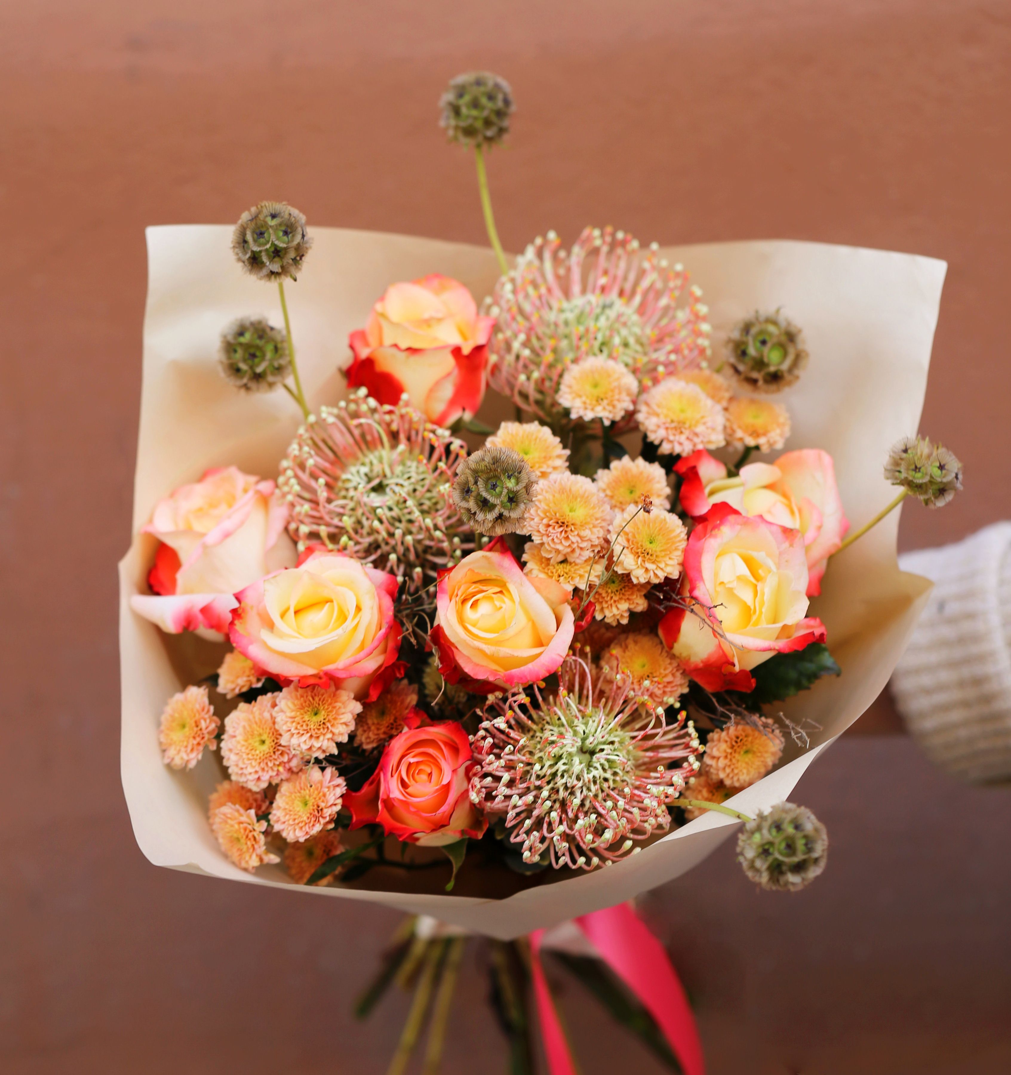 Blumenlieferung nach Budapest - Pastellfarbener Herbstrosenstrauß mit Nadelkissen-Protea und Kugel-Skabiosa (20 Stiele)