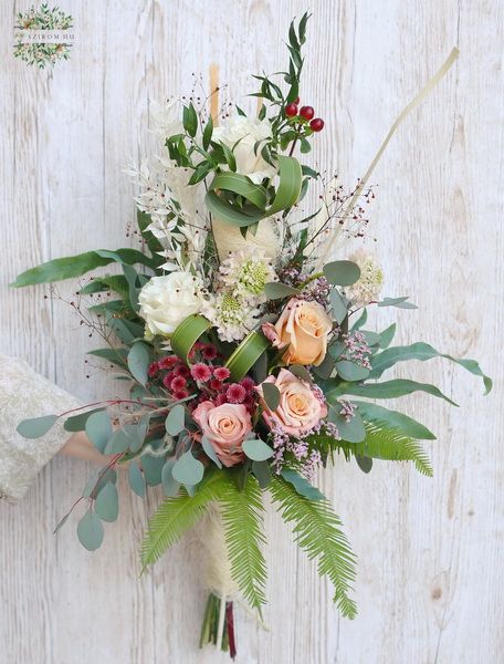 flower delivery Budapest - Fluffy tall bouquet