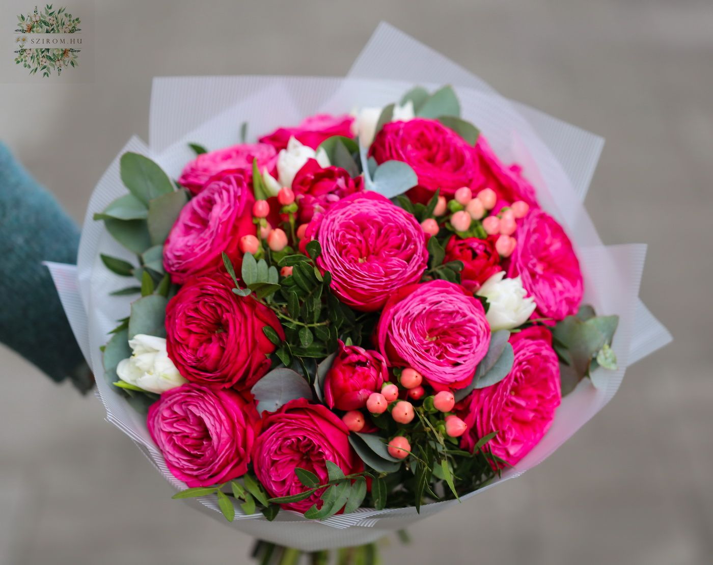 flower delivery Budapest - English rose round bouquet with tulips (20 stems)