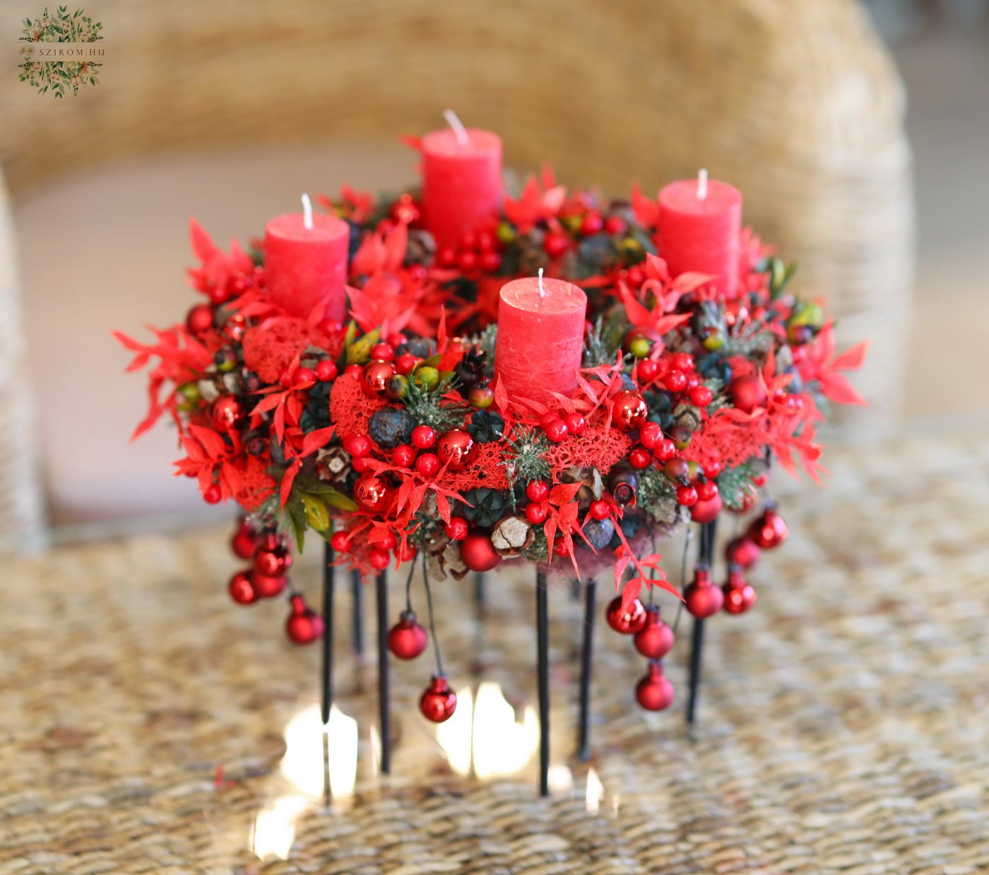 Blumenlieferung nach Budapest - Roter Adventskranz auf Beinen mit hängendem Weihnachtsbaumschmuck (35 cm)