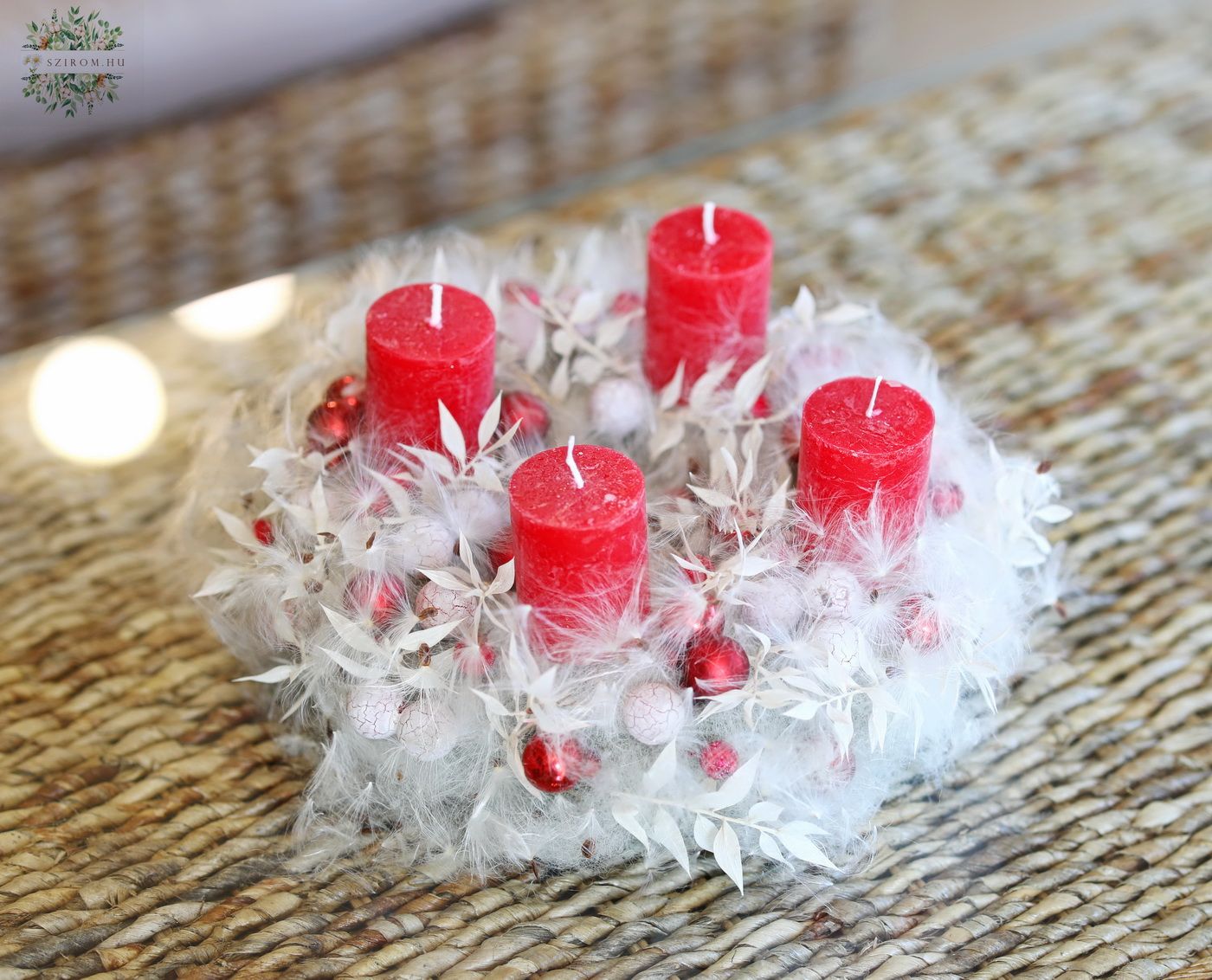 Blumenlieferung nach Budapest - Flauschiger Adventskranz mit roten Kerzen (30 cm)