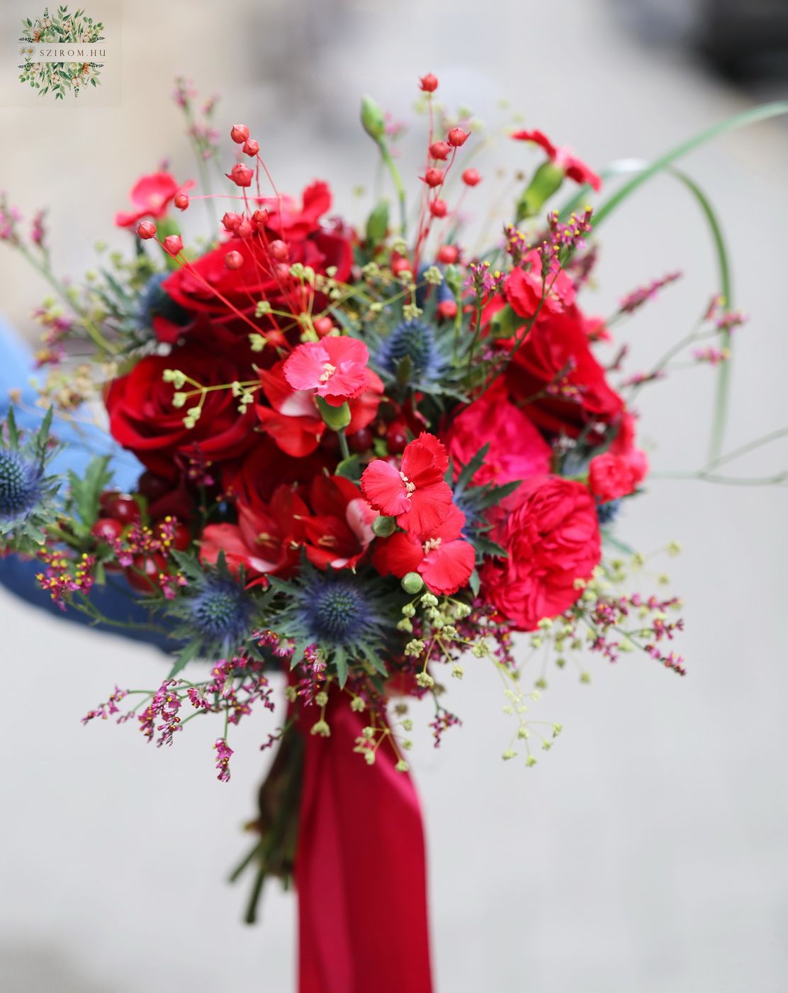 Blumenlieferung nach Budapest - Rot-blauer Feldblumen-Brautstrauß aus englischen Rosen (Rose, Englische Rose, Solomio-Nelke, Eryngium, Johanniskraut, winter)