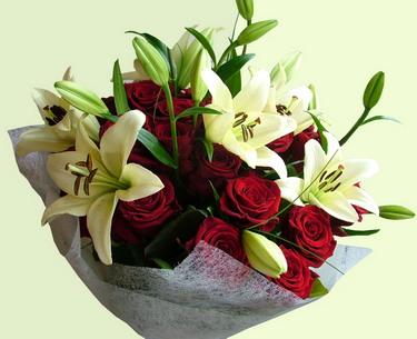 Blumenlieferung nach Budapest - Premium Rosen und Lilien (25 Stämme)