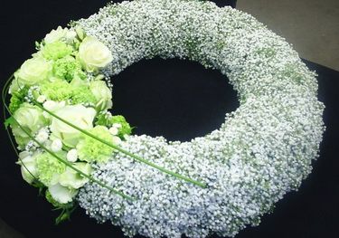 flower delivery Budapest - gypsophylla wreath with roses (50cm)