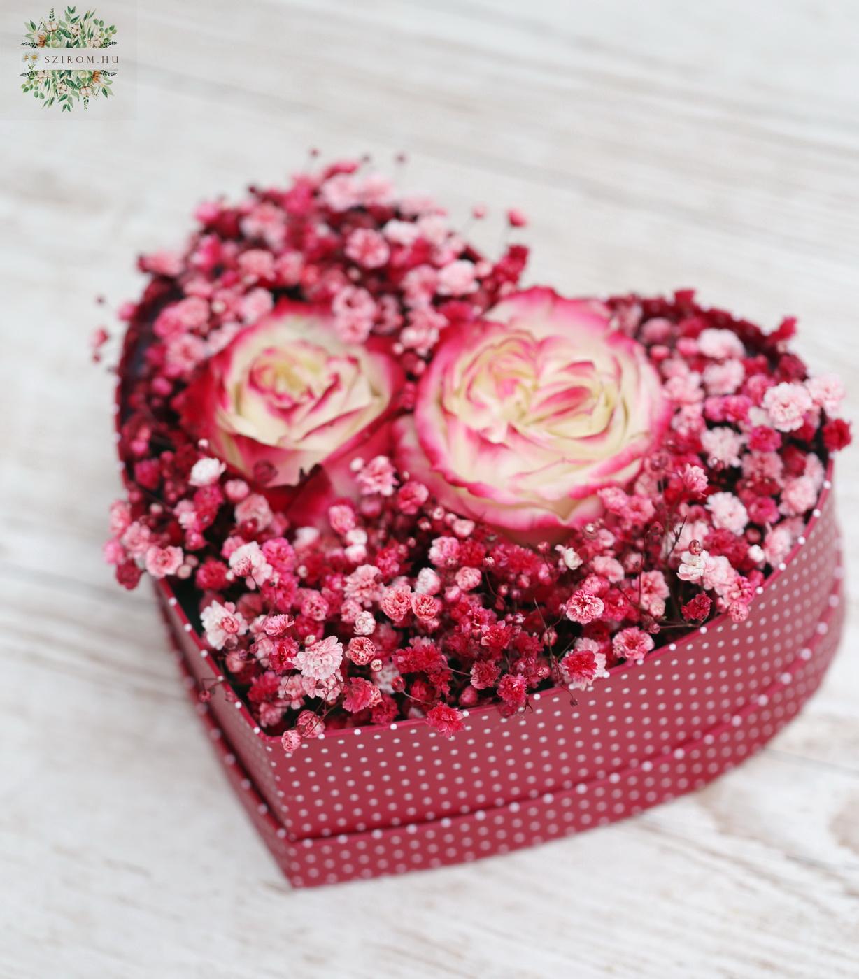 Blumenlieferung nach Budapest - Kleine Herzbox mit farbigem Schleierkraut und zweifarbigen Rosen