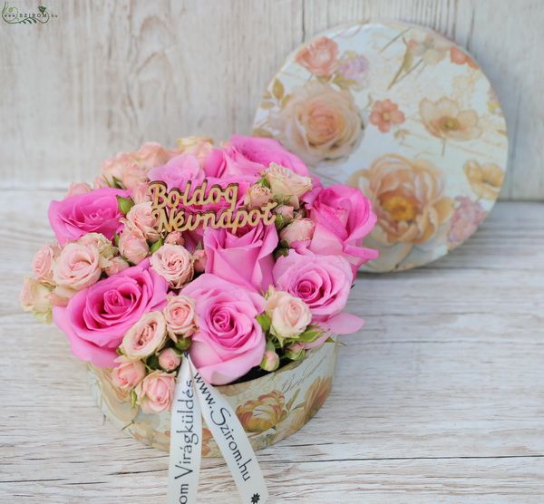Blumenlieferung nach Budapest - Rosendose mit Sprührosen und großen Rosen (15 Stiele)