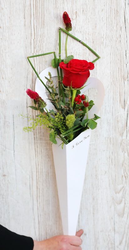 Blumenlieferung nach Budapest - Rosa im Herzformige Papier Kegel