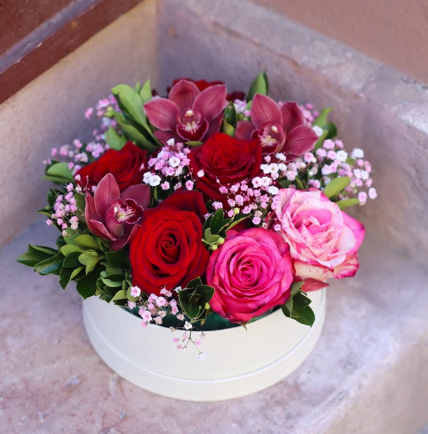 flower delivery Budapest - Rose box with orchids (9 stem)