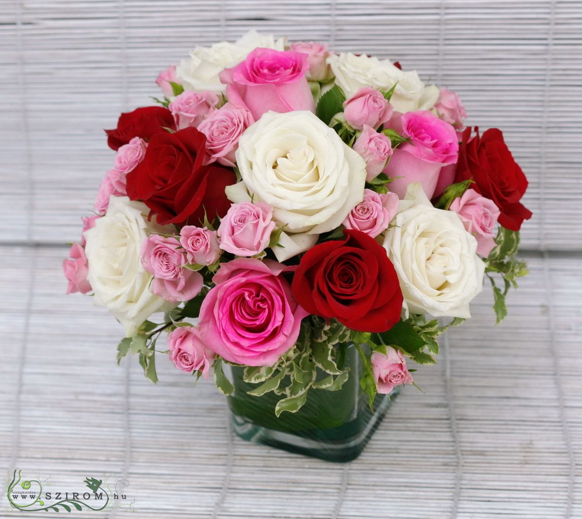 flower delivery Budapest - Roses in glass cube centerpiece, red - pink, wedding