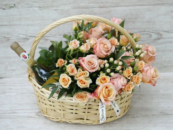 Blumenlieferung nach Budapest - Rosenkorb mit einer Flasche Tokaji Aszu(19 St)