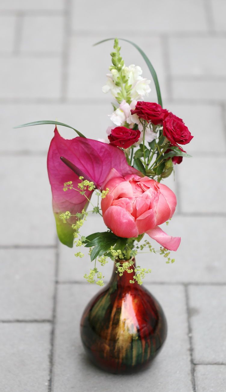 flower delivery Budapest - pink-red bouquet in a colorful vase