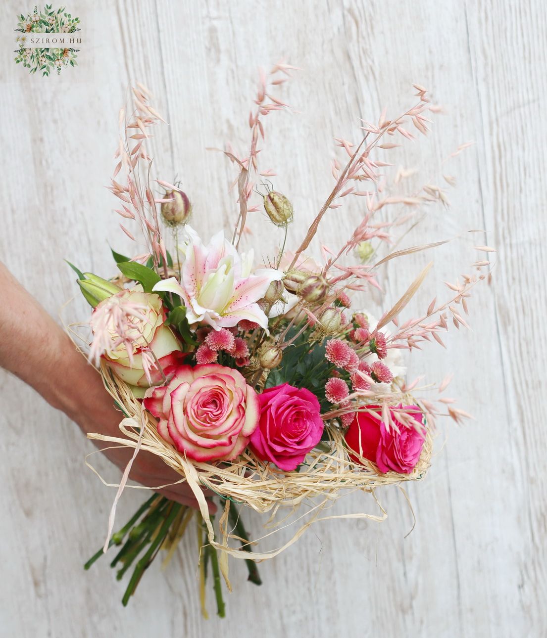 Blumenlieferung nach Budapest - Rustikaler Strauß mit Gräsern, Lilien, Rosen (11 Stiele)