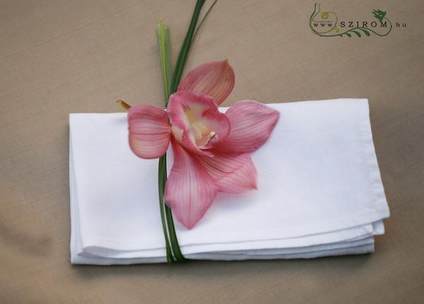 flower delivery Budapest - napkin decor with flowers, pink orchid, wedding