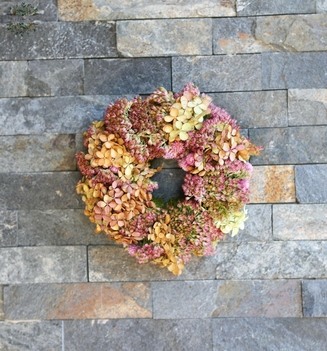 Blumenlieferung nach Budapest - Türkranz mir Trockenblumen, Hortensie, Sedum 21cm