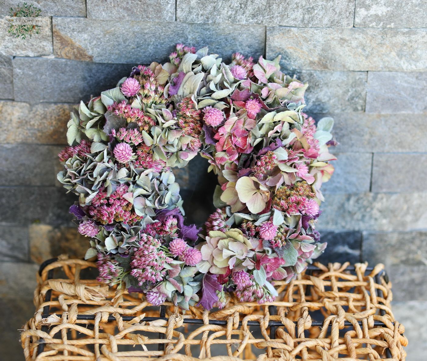 Blumenlieferung nach Budapest - Türkrans aus Trockenblumen mit Gomphrena, Hortensie und Fetthenne, 24 cm