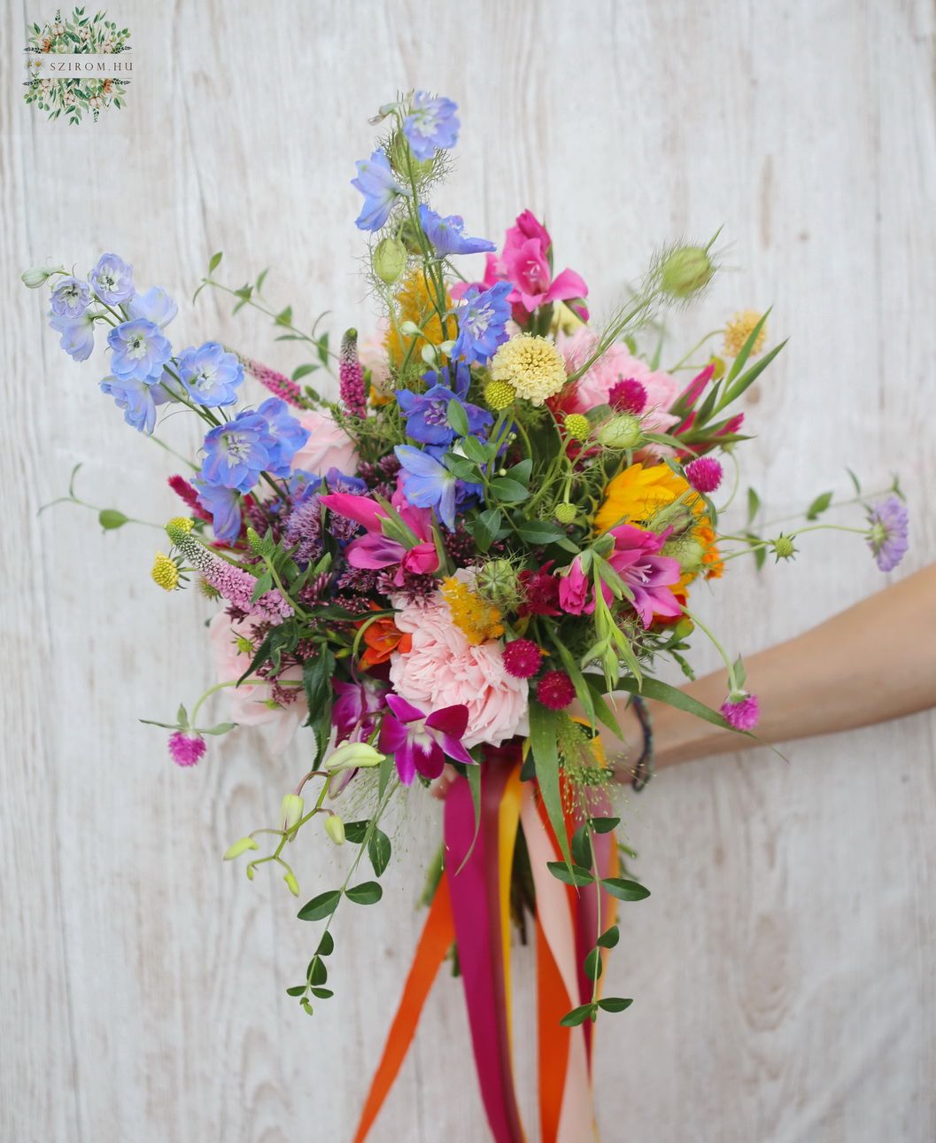 Blumenlieferung nach Budapest - Lockerer bunter Strauß mit englischen Rosen und saisonalen Sommerblumen